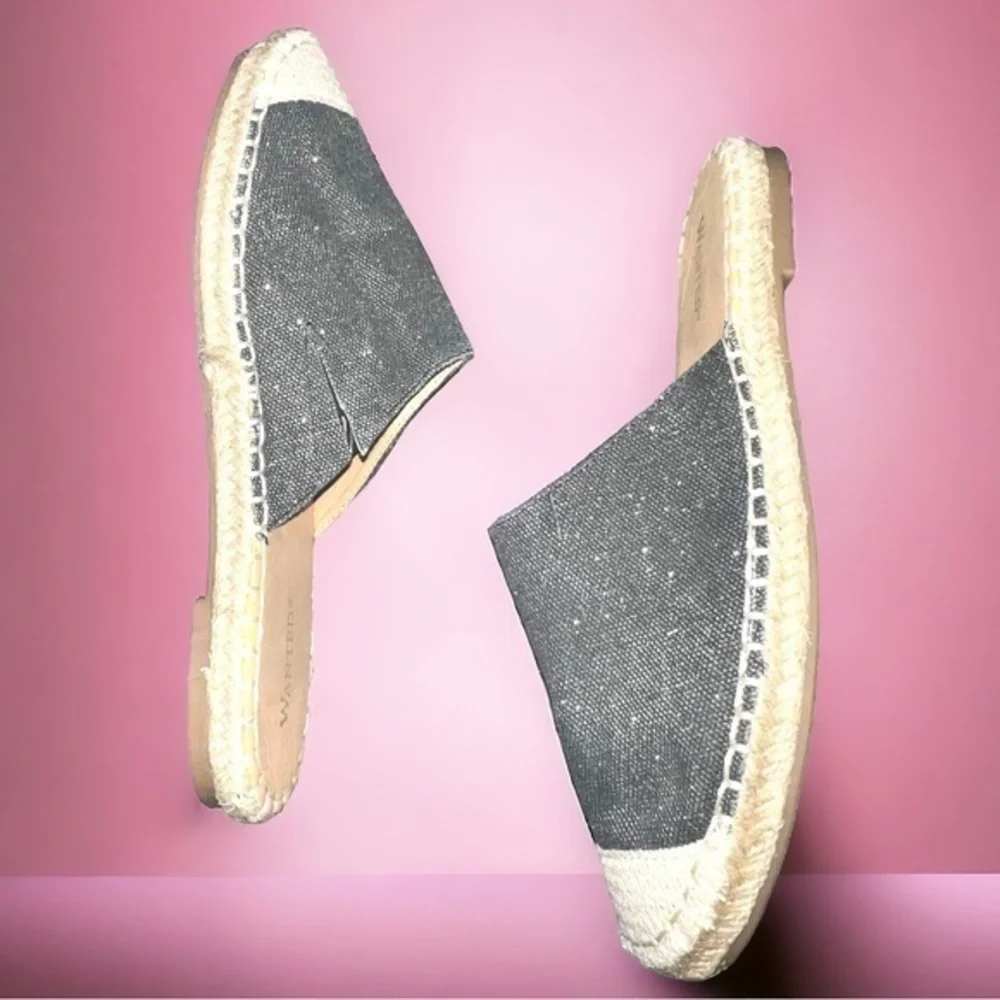 ▶️ Wanted ◀️ Slip on espadrille with subtle sparkle!